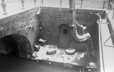 221104 Gezicht op de besneeuwde werf behorend bij het huis Kromme Nieuwegracht 72 te Utrecht geklemd tussen de ...